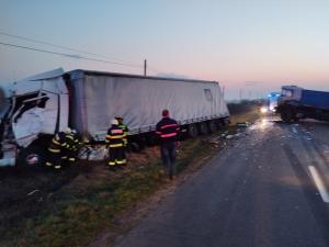 Dezastru pe o șosea din Arad. Două TIR-uri s-au ciocnit frontal între Periam și Satu Mare, unul dintre șoferi a rămas încarcerat