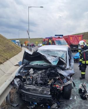 Accident grav la ieșirea de pe A3, în Cluj. Un bărbat de 63 de ani a murit, iar o femeie a fost rănită după ce mașina în care erau s-a izbit de un TIR