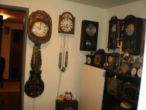 Povestea colecționarului din Buzău care a strâns 5.500 de ceasuri. "Să le potrivesc pe toate la ora de vară mi-ar lua jumătate de an"