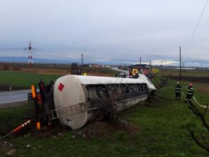 Accident în "curba morţii", în Suceava. Un șofer a ajuns cu cisterna de motorină în șanţ. Autospeciala ISU care urma să intervină s-a răsturnat în același loc