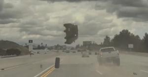 Accident teribil pe o autostradă din SUA: o maşină de 1,3 tone, aruncată în aer de o roată desprinsă