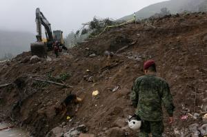 Disperare în Ecuador, după alunecarea de teren care a răpit cel puţin 11 vieţi. Oamenii îşi caută rudele cu lopata, sub malul de pământ