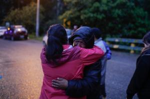 Disperare în Ecuador, după alunecarea de teren care a răpit cel puţin 11 vieţi. Oamenii îşi caută rudele cu lopata, sub malul de pământ