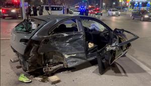 "L-a făcut praf! Fii atent că a luat şi maşinile astea!" Un șofer a făcut prăpăd aseară în București. Șase mașini distruse, trei oameni la spital