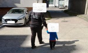Copil de 2 ani desculţ şi îmbrăcat subţire, găsit rătăcind pe străzile din Brăila. Mama copilului era plecată în vizită la nişte rude