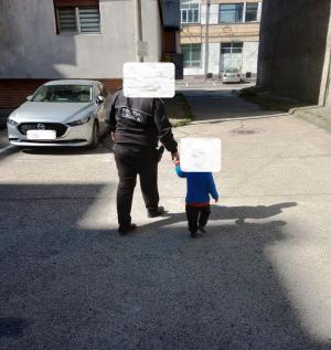 Copil de 2 ani desculţ şi îmbrăcat subţire, găsit rătăcind pe străzile din Brăila. Mama copilului era plecată în vizită la nişte rude