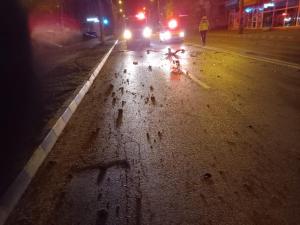 Accident înfiorător cu trei tinere, filmat în Suceava. Șoferița băută aproape că a retezat cu mașina un stâlp din beton