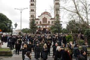 "Nu poate fi copilul meu". Durere mare lângă sicriul alb al Athinei, la înmormântarea primeia dintre cele 57 de victime ale catastrofei din Grecia