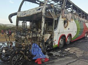 Impact devastator între un autobuz cu 50 de pasageri şi un moto-taxi, în Peru. Cel puţin 13 oameni au murit, după ce autovehiculul a luat foc