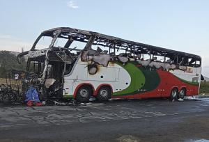 Impact devastator între un autobuz cu 50 de pasageri şi un moto-taxi, în Peru. Cel puţin 13 oameni au murit, după ce autovehiculul a luat foc