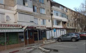 La un pas de tragedie, după ce planşeul unui bloc construit din anii '60 s-a prăbuşit în Tulcea: 2 maşini şi un magazin au fost distruse