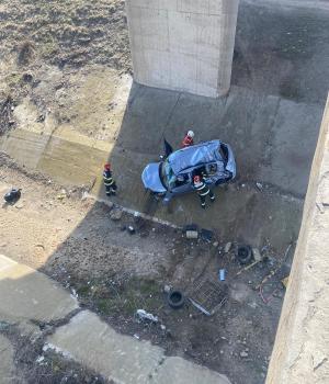 Accident grav în Ialomița: Două persoane au fost rănite, după ce mașina lor a căzut de pe un pod într-un canal betonat de irigaţii