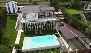 "Preţul promoţional" cerut pe o vilă cu 7 camere, 3 băi şi piscină, din Cluj. Agentul spune că în curând se va scumpi cu 300.000 de euro