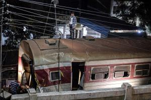 Tragedie feroviară cu cel puțin doi morţi şi 16 răniţi. Un tren de pasageri a sărit de pe șine la periferia orașului Cairo, în Egipt