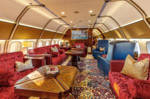 Cum arată în interior avionul cu care Iohannis călătoreşte în Asia. Preşedintele a făcut o escală la Sibiu