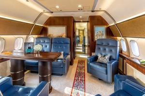 Cum arată în interior avionul cu care Iohannis călătoreşte în Asia. Preşedintele a făcut o escală la Sibiu