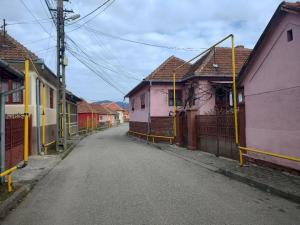 Un sat din România a fost împânzit de conducte de gaze. "E ca o centrală termică. E bătaie de joc"