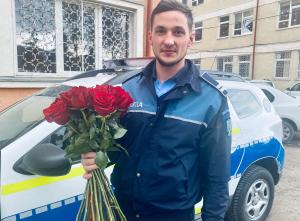 "Avem o surpriză!" Un tânăr poliţist şi-a oprit iubita în trafic de 8 martie şi a cerut-o în căsătorie: "Doream să fac acest lucru într-o zi importantă"
