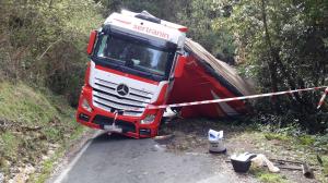 Aventura unui șofer român de TIR "trădat" de GPS, în Spania. Pompierii s-au chinuit ore întregi să deblocheze camionul