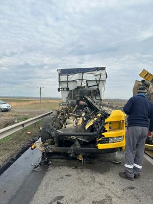 TIR dezmembrat pe un drum din Brăila, după un carambol cu un alt camion și o mașină. Cabina s-a rupt de pe șasiu