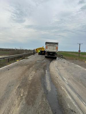 TIR dezmembrat pe un drum din Brăila, după un carambol cu un alt camion și o mașină. Cabina s-a rupt de pe șasiu