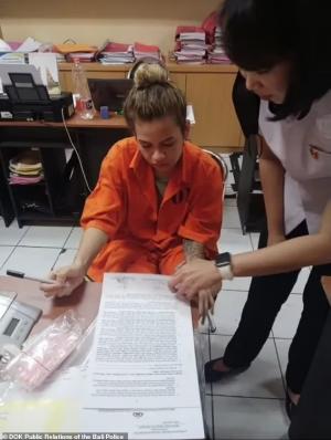 O tânără de 19 ani riscă pedeapsa capitală, după ce fost prinsă cu 3 kg de cocaină pe un aeroport din Bali. Cum se apără adolescenta