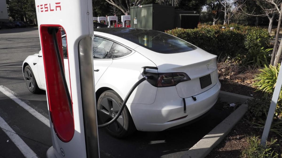 Autista rumeno, eroe in Italia dopo essere stato sorpreso da una rapina in corso.  La videocamera della Tesla ha ripreso i ladri mentre trascinavano un baule pieno di contanti