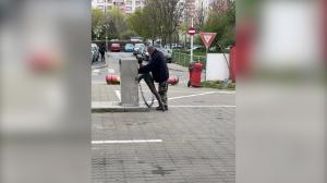 Bărbat din Capitală, filmat în timp ce umfla o păpușă gonflabilă într-o benzinărie