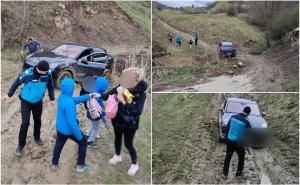 Şofer de Porsche, rămas cu maşina blocată în noroi, pe un drum forestier din Buzău. Familia cu trei copii, salvată de jandarmi şi voluntari