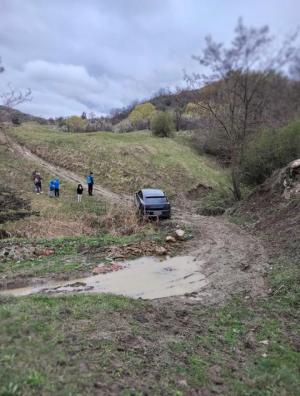 Şofer de Porsche, rămas cu maşina blocată în noroi, pe un drum forestier din Buzău. Familia cu trei copii, salvată de jandarmi şi voluntari
