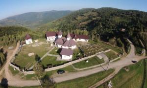 A căzut în păcatul iubirii: Starețul unei mănăstiri din Cluj, schimbat din funcție după ce s-a îndrăgostit de o enoriașă cunoscută pe internet