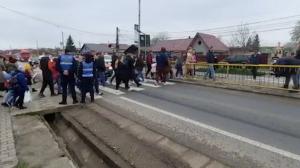 Proteste pe trecerea de pietoni din Leţcani, după moartea lui Luca, băieţelul de trei ani călcat de TIR chiar în faţa tatălui şi fratelui mai mare