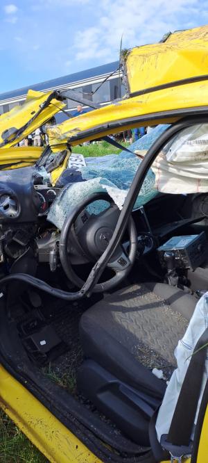 Mașină lovită puternic de un tren, la Roșiești, în Vaslui. Un copil a ajuns la spital, după o manevră riscantă a unei șoferițe
