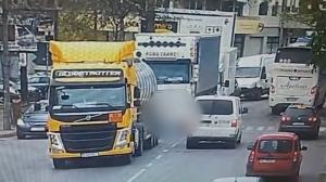 Momentul dramatic când un camion trece peste o tânără, pe "Drumul Morţii" E85. În timp ce era căutată sub TIR, victima a ieşit singură pe partea cealaltă