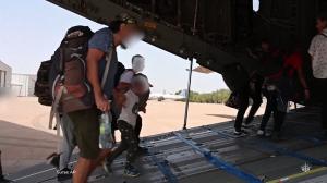 Primii români evacuați din Sudan, la bordul unui avion francez. Țara este măcinată de lupte interne
