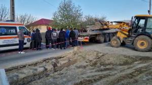ANIMAȚIE. Cum și-au găsit sfârșitul cei doi muncitori din Bacău, în timp ce descărcau materiale de construcții dintr-un camion