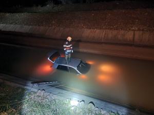 Un tânăr a plonjat cu mașina într-un canal cu apă, în Suceava. Polițiștii l-au ajutat pe șofer să ajungă pe malul betonat