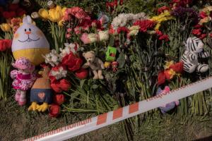 Trei zile de doliu după atacul de la Uman. Sute de ucraineni depun flori şi jucării la locul tragediei