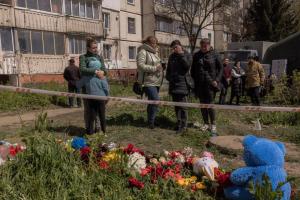Trei zile de doliu după atacul de la Uman. Sute de ucraineni depun flori şi jucării la locul tragediei