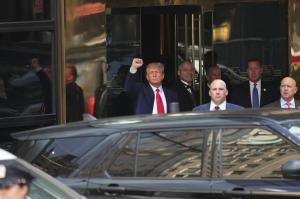 Donald Trump, arestat de poliția din New York. Primul președinte american din istorie pus sub acuzare pledează nevinovat: "Pare ireal"