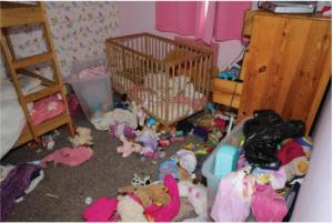Un tată vitreg şi-a ucis copila de 2 ani, dar a spus poliţiştilor că fetiţa a căzut pe scări împinsă de câine. Micuţa din UK avea peste 100 de răni