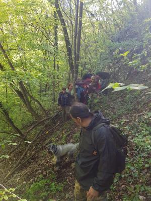 Cinci copii, unul dintre ei bebeluș, salvați alături de părinți din Cheile Carașului. Cei 10 turişti au petrecut noaptea în pădure
