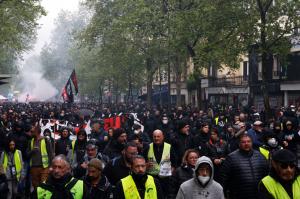 Furia francezilor faţă de reforma pensiilor continuă. Au loc ciocniri violente cu poliţia în mai multe oraşe. Protestatarii, monitorizaţi cu drone