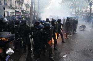 Furia francezilor faţă de reforma pensiilor continuă. Au loc ciocniri violente cu poliţia în mai multe oraşe. Protestatarii, monitorizaţi cu drone