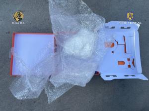 Colet cu 400 g de cocaină, trimis prin curier din Spania în Alba. Bărbat de 32 de ani, "săltat" de poliție în timp ce ridica pachetul cu un buletin fals