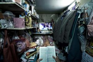 “Garsonierele-sicriu” din Hong Kong, cele mai mici locuinţe din lume. Cum arată viaţa în 6 metri pătraţi, în cel mai scump oraş din China