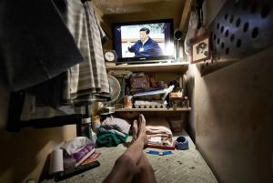 “Garsonierele-sicriu” din Hong Kong, cele mai mici locuinţe din lume. Cum arată viaţa în 6 metri pătraţi, în cel mai scump oraş din China