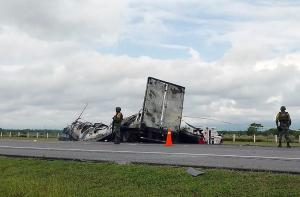 26 de morți după un accident devastator. O dubă de pasageri s-a ciocnit cu o semiremorcă, pe o autostradă din Mexic