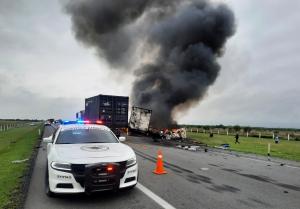 26 de morți după un accident devastator. O dubă de pasageri s-a ciocnit cu o semiremorcă, pe o autostradă din Mexic