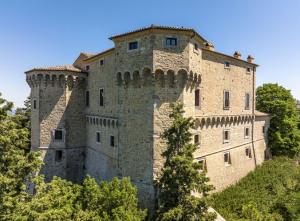 Au vrut o casă în Italia, dar s-au ales cu un castel. Doi soţi au pus bazele unei afaceri de lux printre ruine